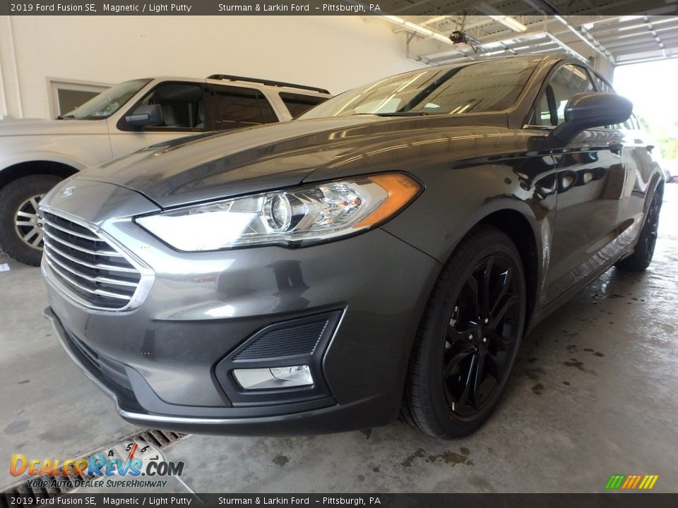 2019 Ford Fusion SE Magnetic / Light Putty Photo #5