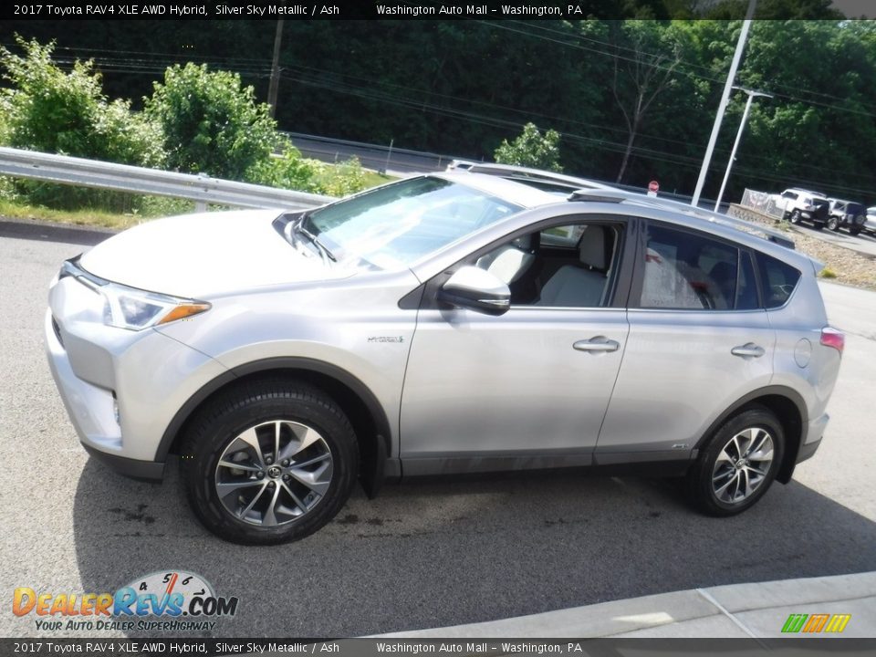 2017 Toyota RAV4 XLE AWD Hybrid Silver Sky Metallic / Ash Photo #7