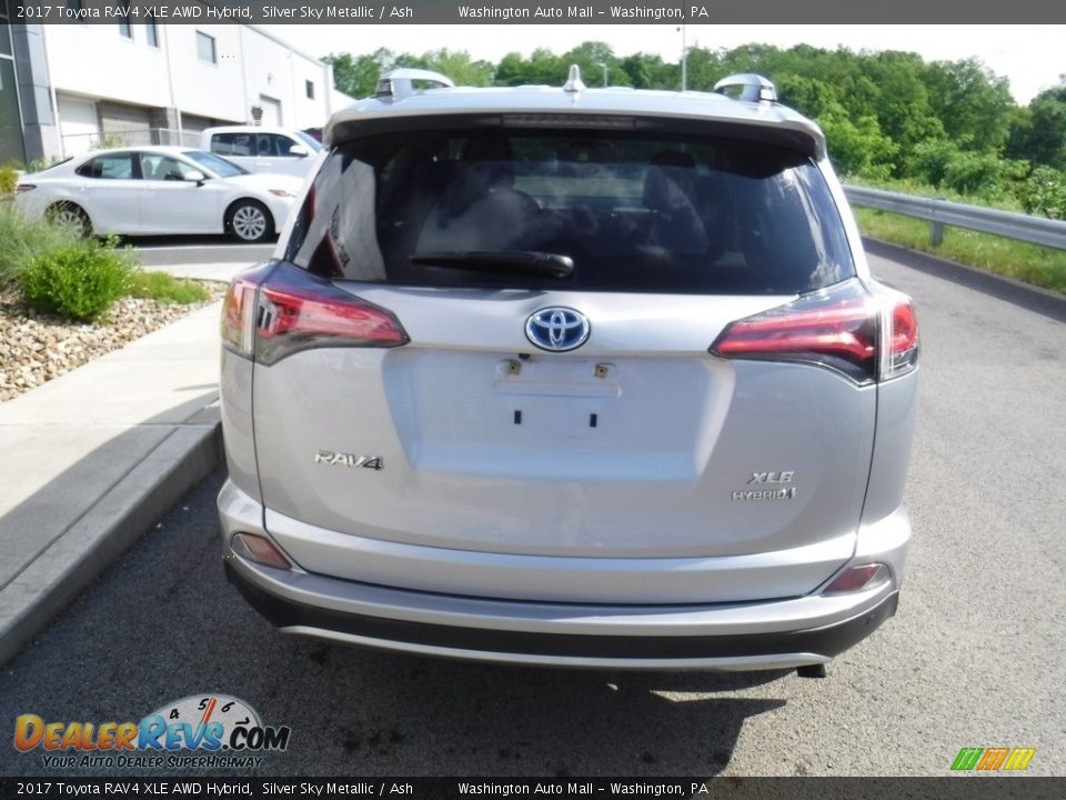 2017 Toyota RAV4 XLE AWD Hybrid Silver Sky Metallic / Ash Photo #9