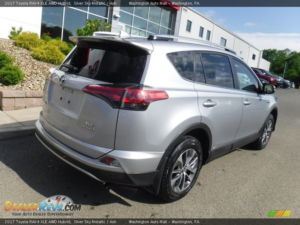 2017 Toyota RAV4 XLE AWD Hybrid Silver Sky Metallic / Ash Photo #10
