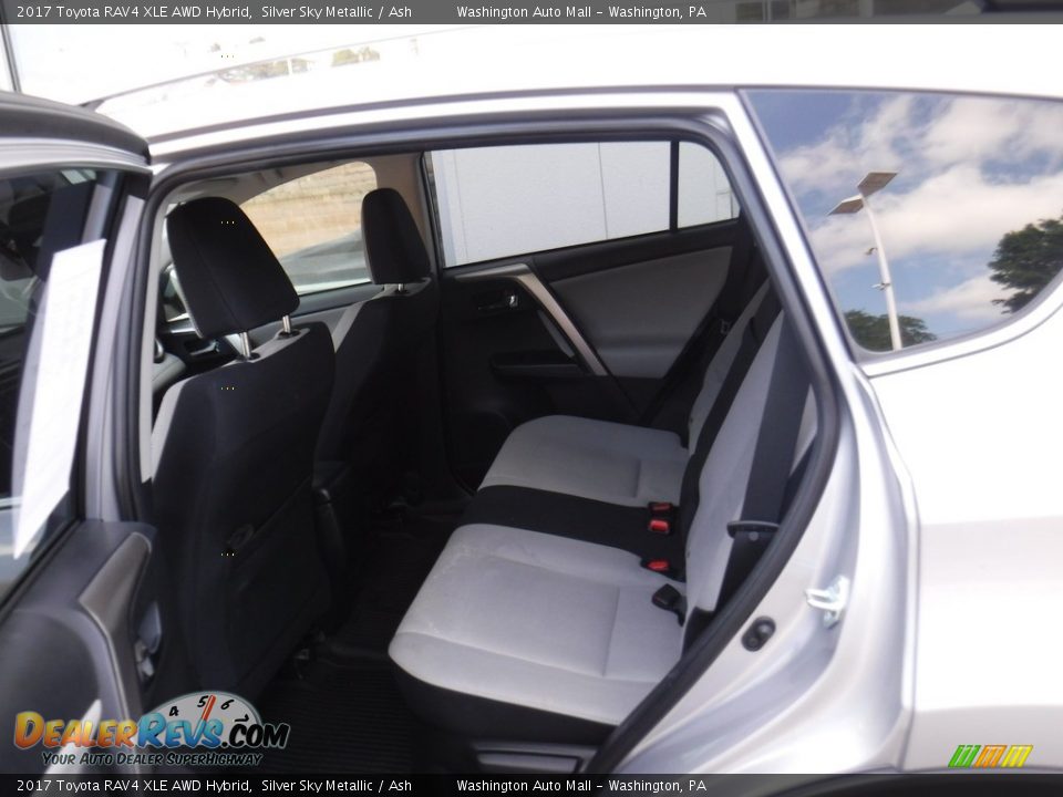 2017 Toyota RAV4 XLE AWD Hybrid Silver Sky Metallic / Ash Photo #25