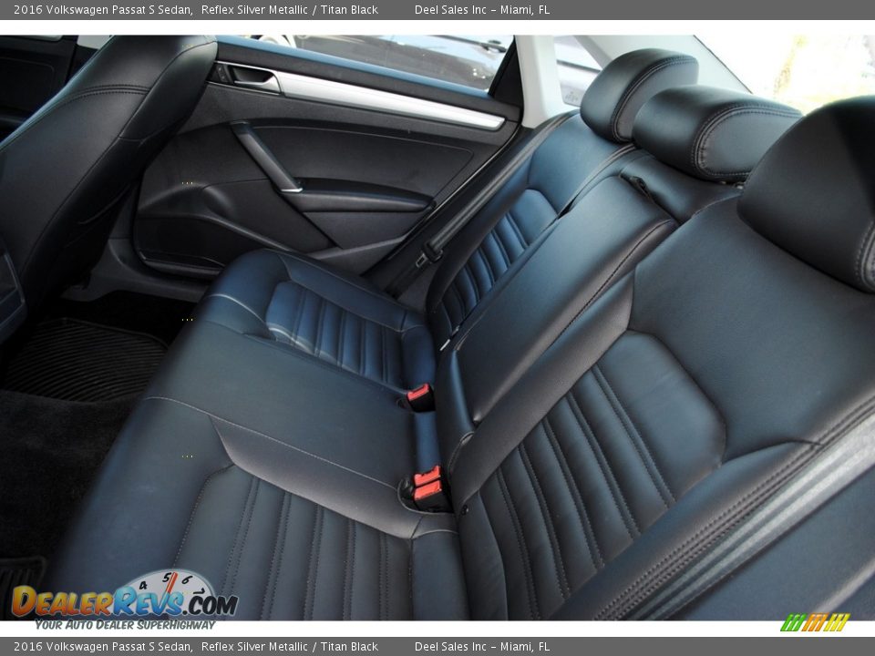 2016 Volkswagen Passat S Sedan Reflex Silver Metallic / Titan Black Photo #10
