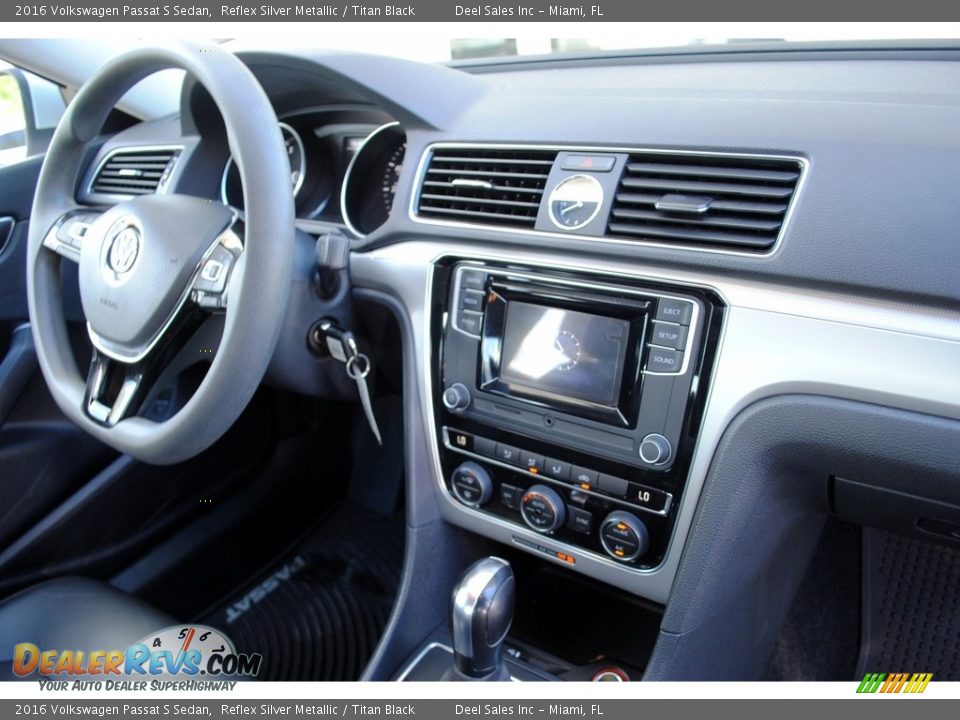 2016 Volkswagen Passat S Sedan Reflex Silver Metallic / Titan Black Photo #17