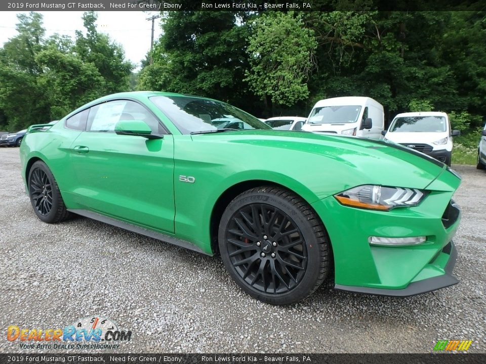 Front 3/4 View of 2019 Ford Mustang GT Fastback Photo #9