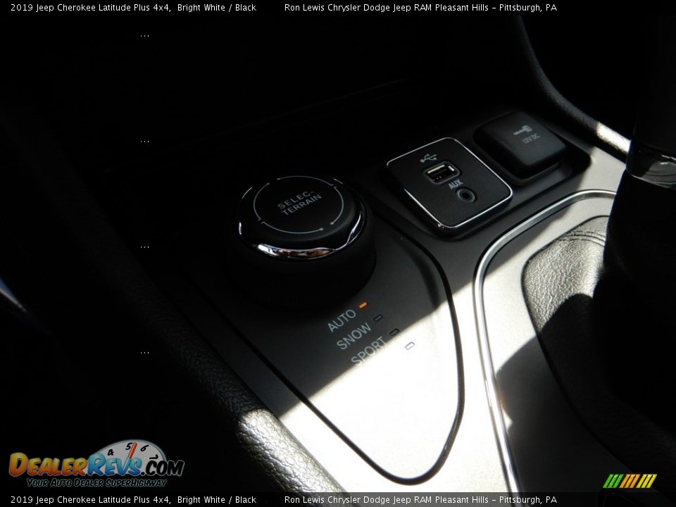 2019 Jeep Cherokee Latitude Plus 4x4 Bright White / Black Photo #17
