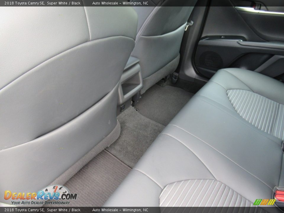 2018 Toyota Camry SE Super White / Black Photo #12