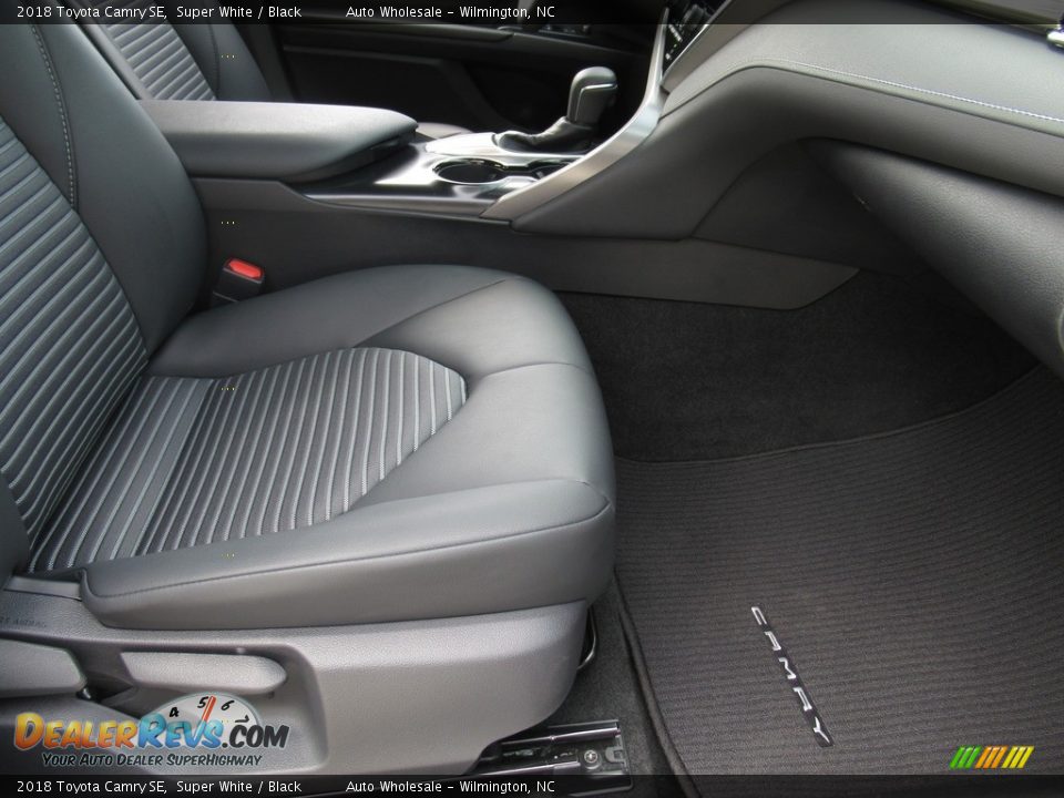 2018 Toyota Camry SE Super White / Black Photo #13