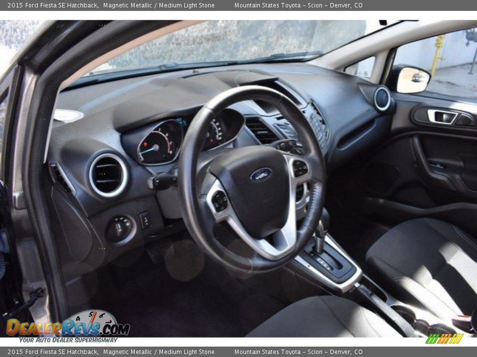 2015 Ford Fiesta SE Hatchback Magnetic Metallic / Medium Light Stone Photo #10