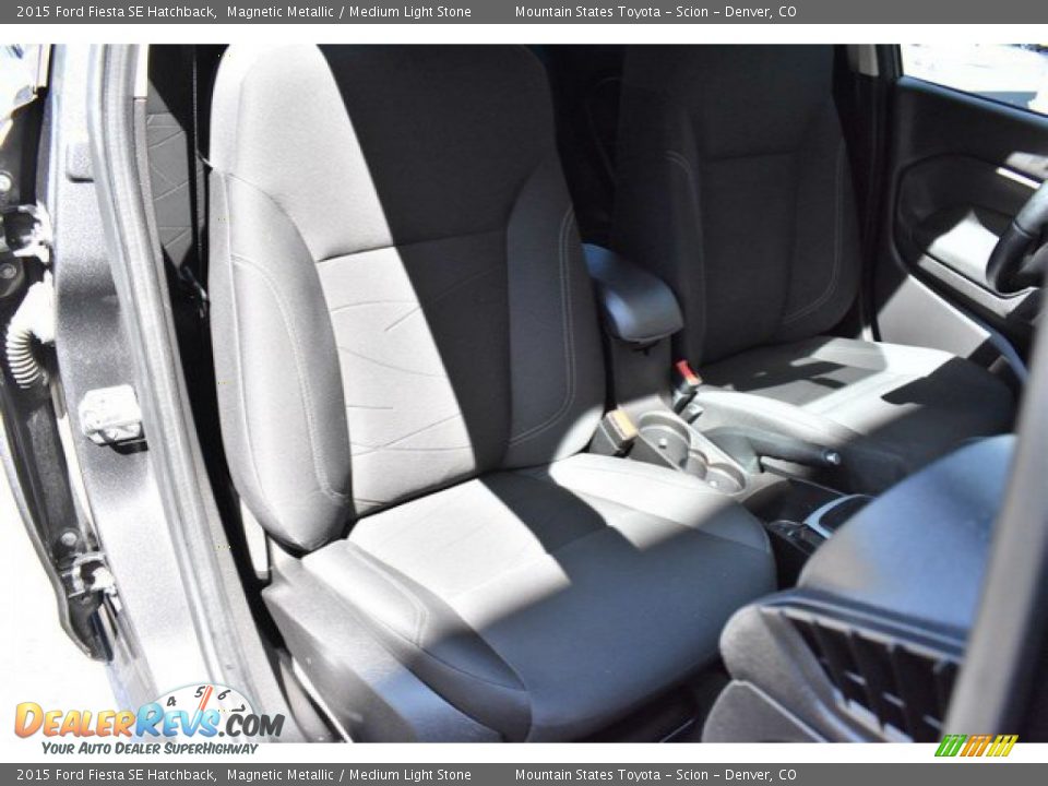 2015 Ford Fiesta SE Hatchback Magnetic Metallic / Medium Light Stone Photo #18