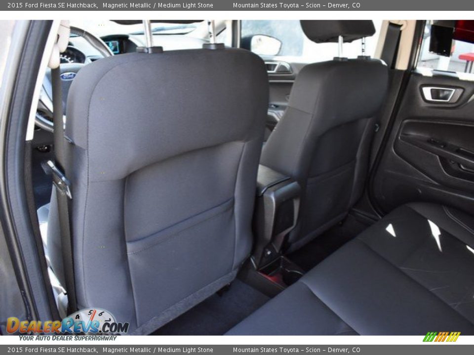 2015 Ford Fiesta SE Hatchback Magnetic Metallic / Medium Light Stone Photo #19
