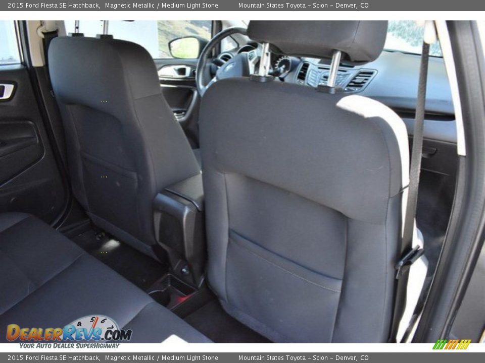2015 Ford Fiesta SE Hatchback Magnetic Metallic / Medium Light Stone Photo #20