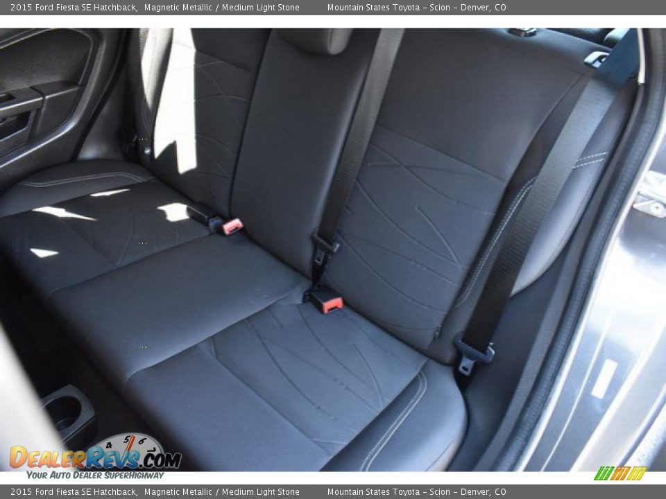 2015 Ford Fiesta SE Hatchback Magnetic Metallic / Medium Light Stone Photo #21