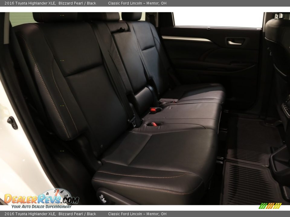 2016 Toyota Highlander XLE Blizzard Pearl / Black Photo #16
