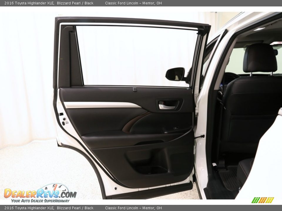 2016 Toyota Highlander XLE Blizzard Pearl / Black Photo #17