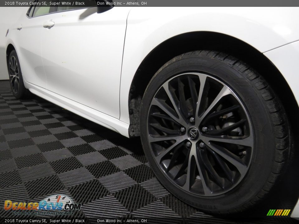 2018 Toyota Camry SE Super White / Black Photo #3