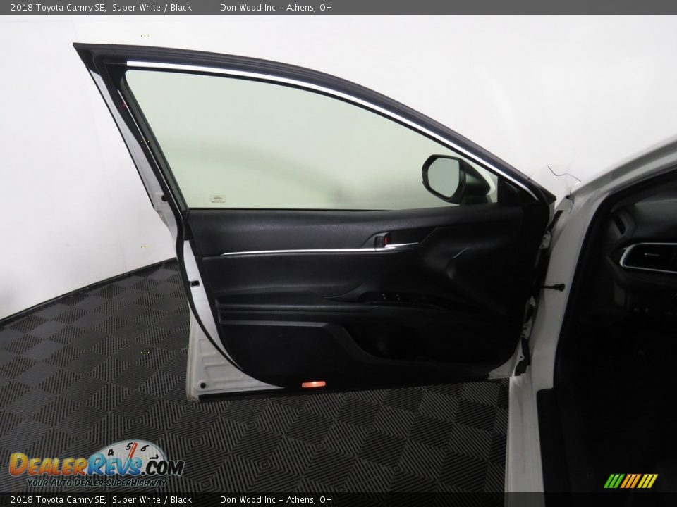 2018 Toyota Camry SE Super White / Black Photo #20