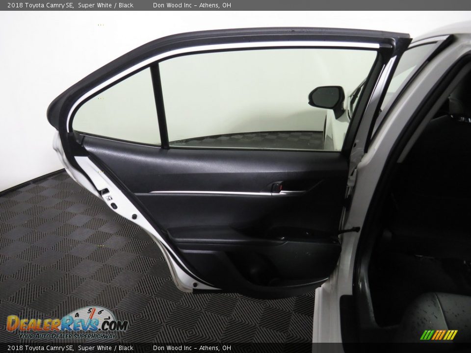 2018 Toyota Camry SE Super White / Black Photo #24