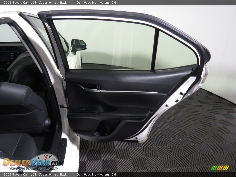 2018 Toyota Camry SE Super White / Black Photo #26