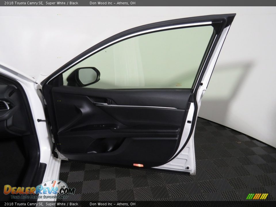 2018 Toyota Camry SE Super White / Black Photo #28