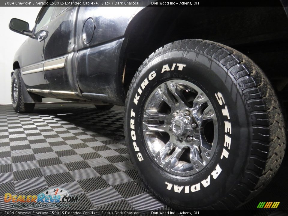 2004 Chevrolet Silverado 1500 LS Extended Cab 4x4 Black / Dark Charcoal Photo #9