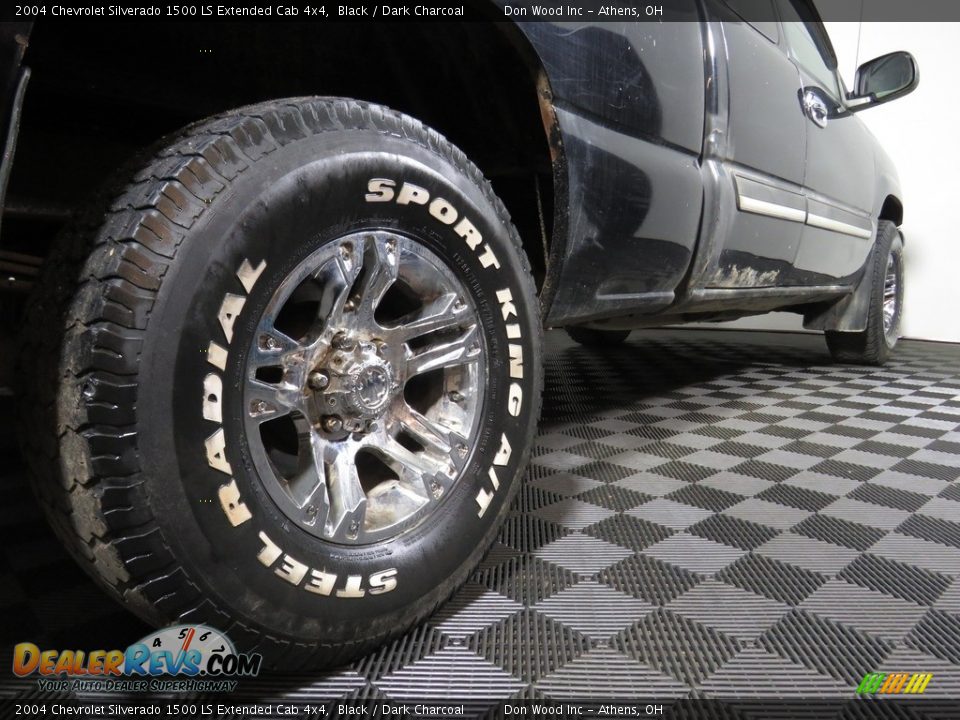 2004 Chevrolet Silverado 1500 LS Extended Cab 4x4 Black / Dark Charcoal Photo #13
