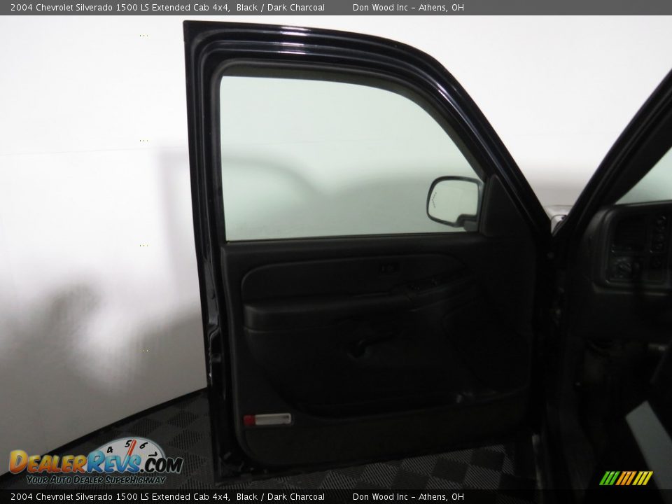 2004 Chevrolet Silverado 1500 LS Extended Cab 4x4 Black / Dark Charcoal Photo #18