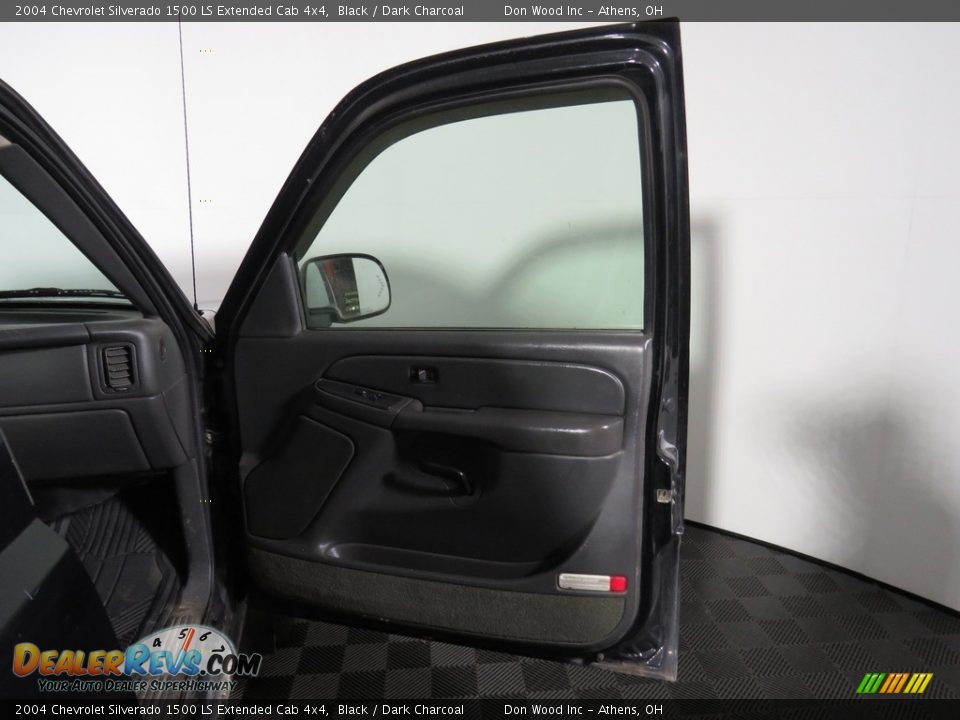 2004 Chevrolet Silverado 1500 LS Extended Cab 4x4 Black / Dark Charcoal Photo #23