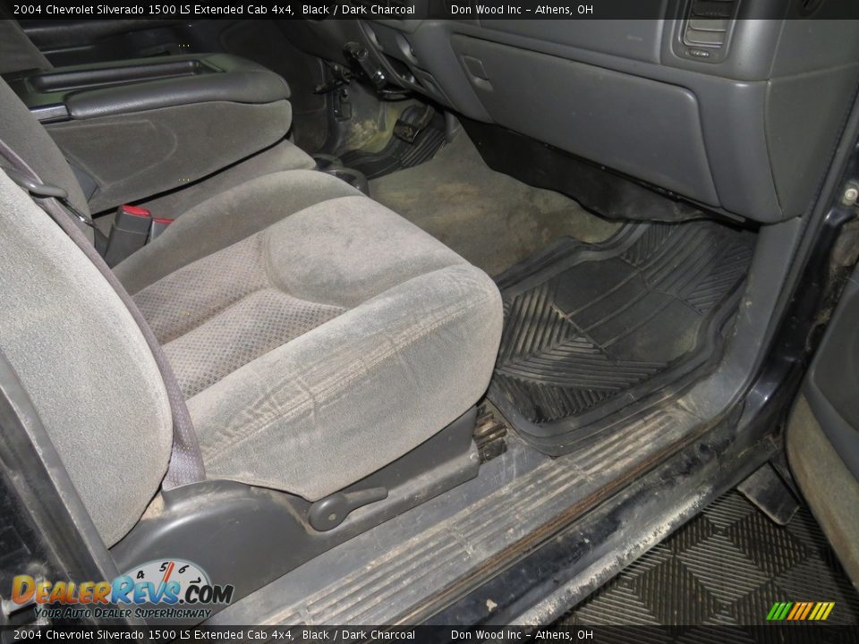 2004 Chevrolet Silverado 1500 LS Extended Cab 4x4 Black / Dark Charcoal Photo #24
