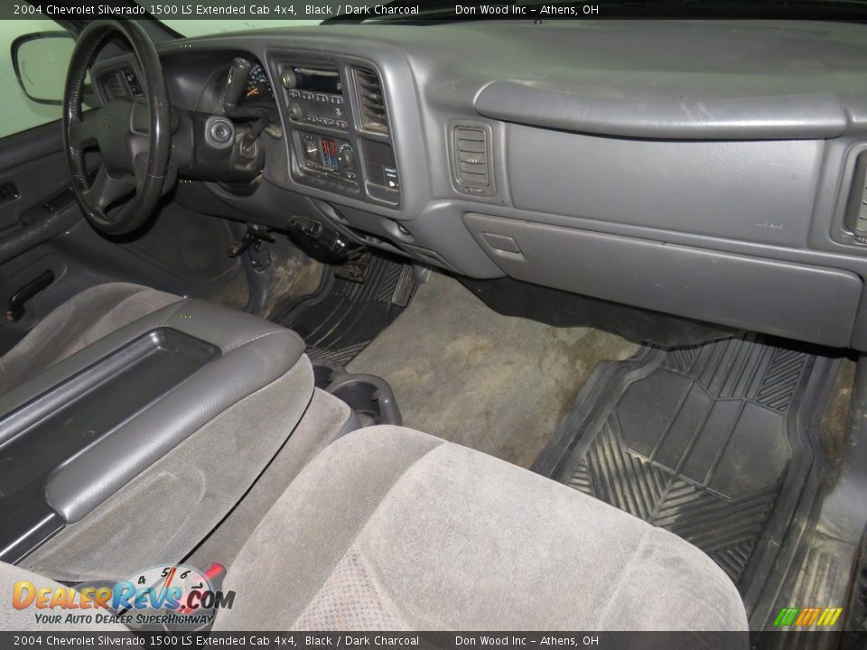 2004 Chevrolet Silverado 1500 LS Extended Cab 4x4 Black / Dark Charcoal Photo #25
