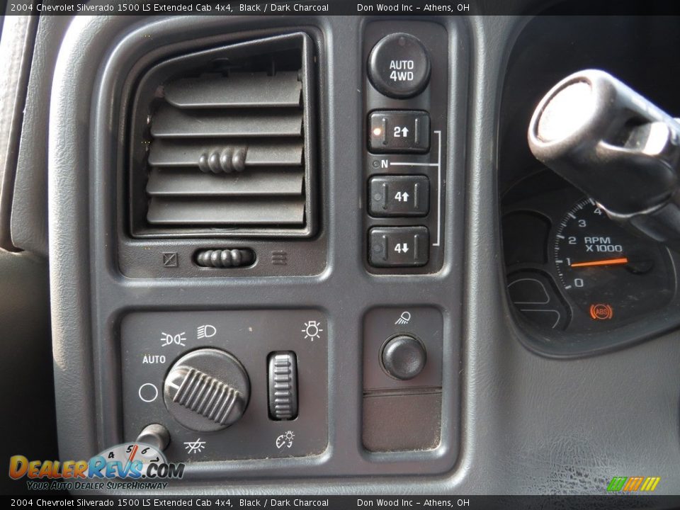 2004 Chevrolet Silverado 1500 LS Extended Cab 4x4 Black / Dark Charcoal Photo #30