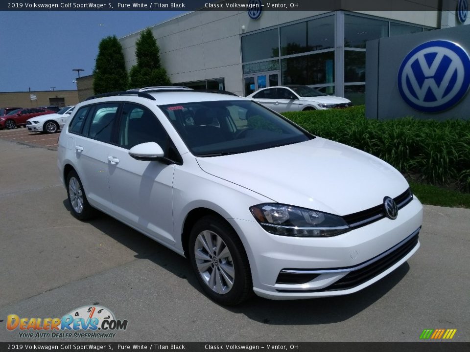 Front 3/4 View of 2019 Volkswagen Golf SportWagen S Photo #1