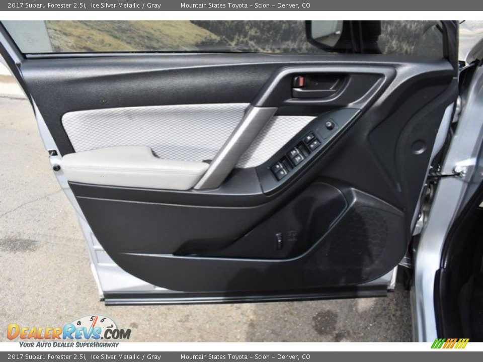 2017 Subaru Forester 2.5i Ice Silver Metallic / Gray Photo #24