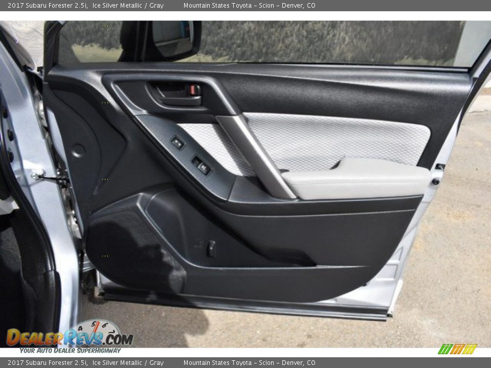 2017 Subaru Forester 2.5i Ice Silver Metallic / Gray Photo #25