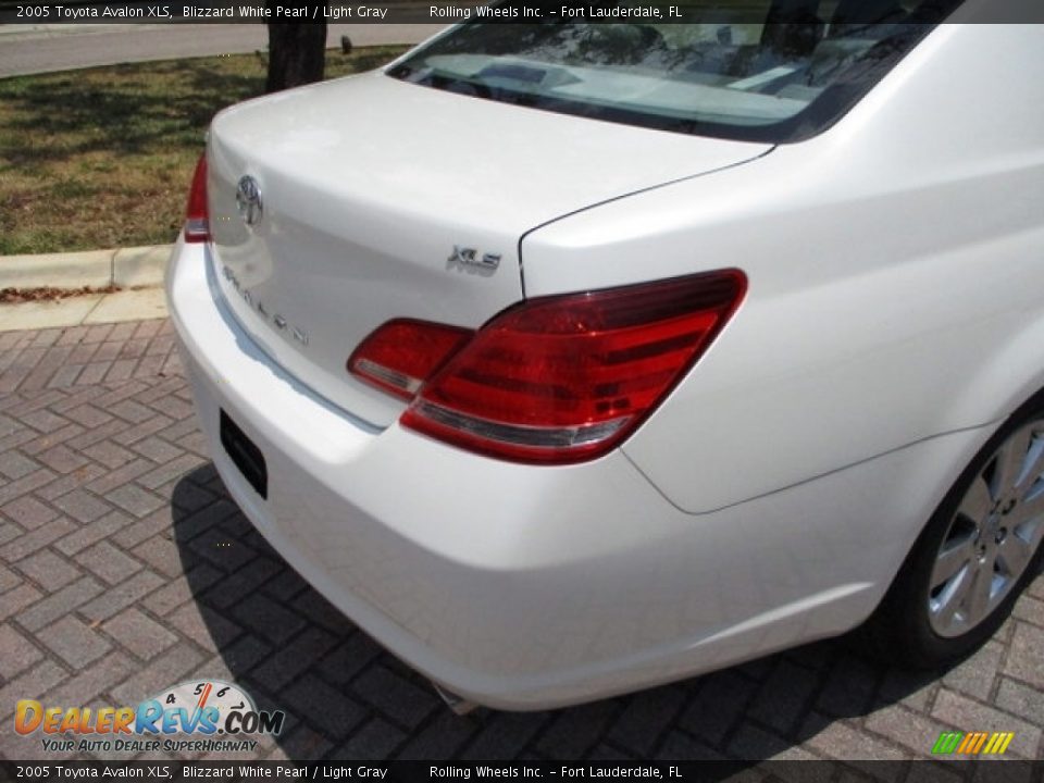 2005 Toyota Avalon XLS Blizzard White Pearl / Light Gray Photo #17