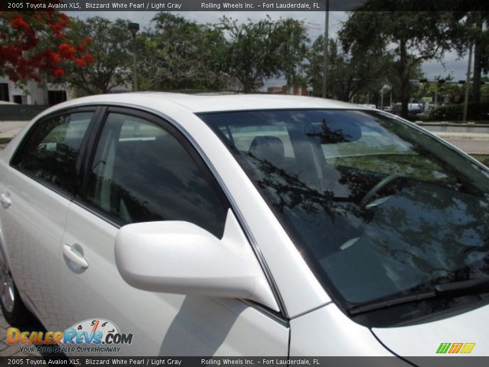 2005 Toyota Avalon XLS Blizzard White Pearl / Light Gray Photo #30