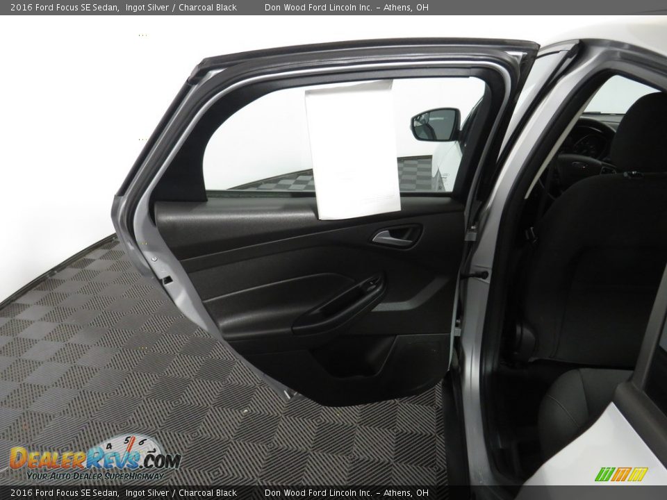 2016 Ford Focus SE Sedan Ingot Silver / Charcoal Black Photo #23
