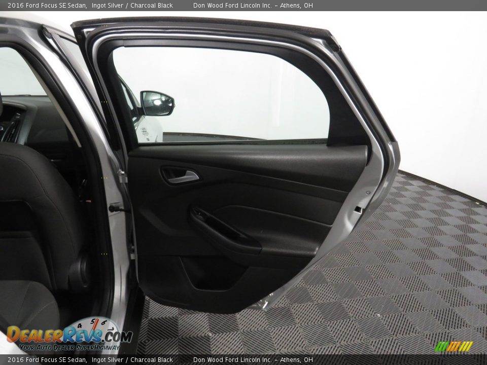 2016 Ford Focus SE Sedan Ingot Silver / Charcoal Black Photo #25