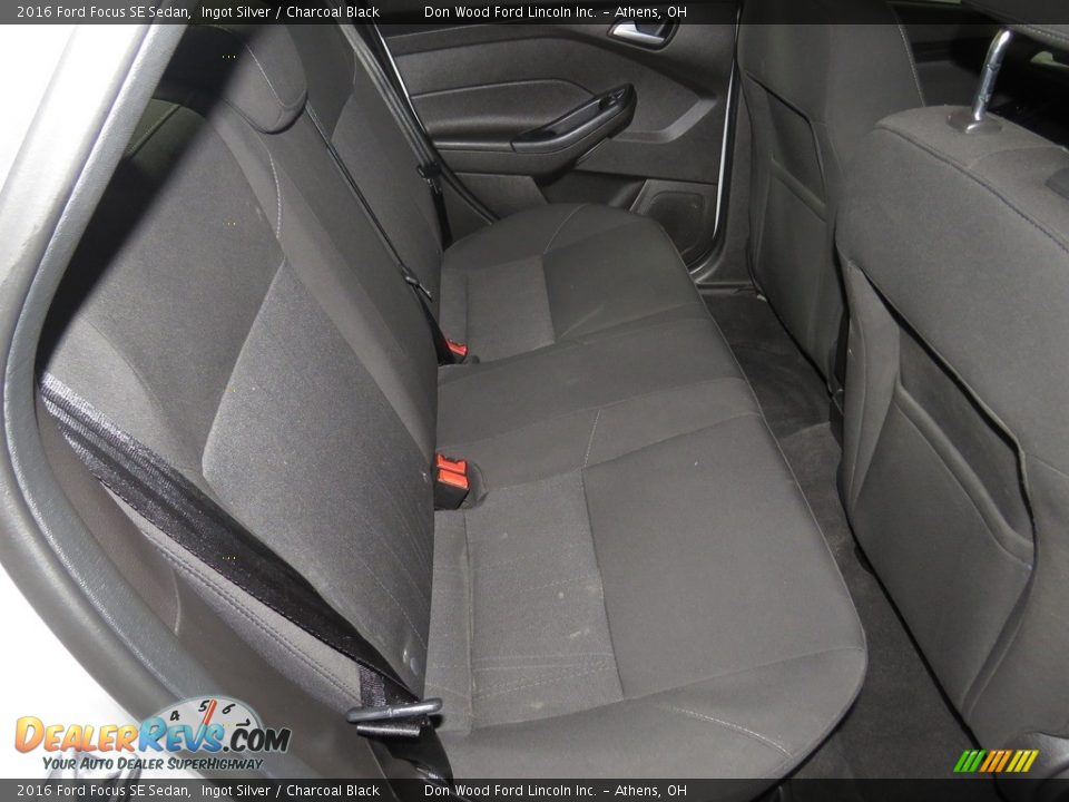 2016 Ford Focus SE Sedan Ingot Silver / Charcoal Black Photo #26