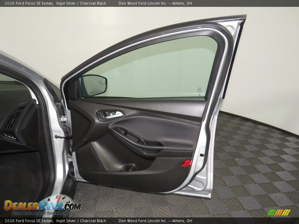 2016 Ford Focus SE Sedan Ingot Silver / Charcoal Black Photo #27