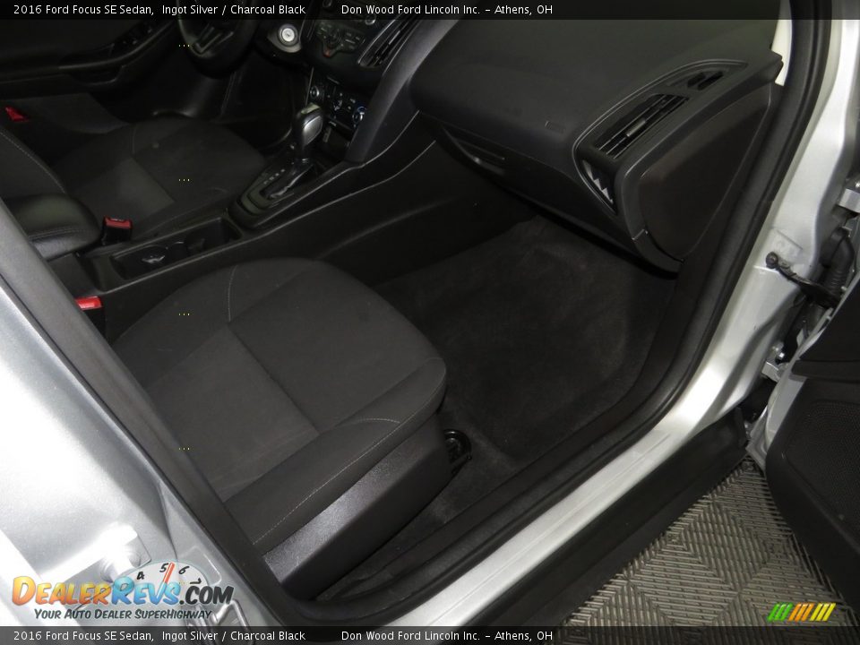 2016 Ford Focus SE Sedan Ingot Silver / Charcoal Black Photo #28