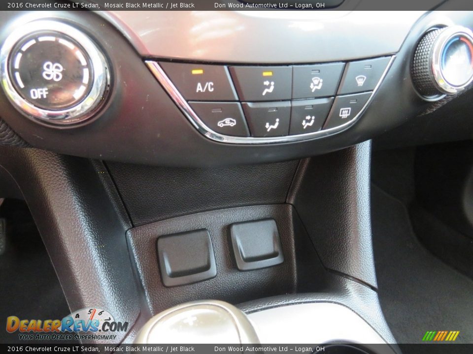 2016 Chevrolet Cruze LT Sedan Mosaic Black Metallic / Jet Black Photo #24
