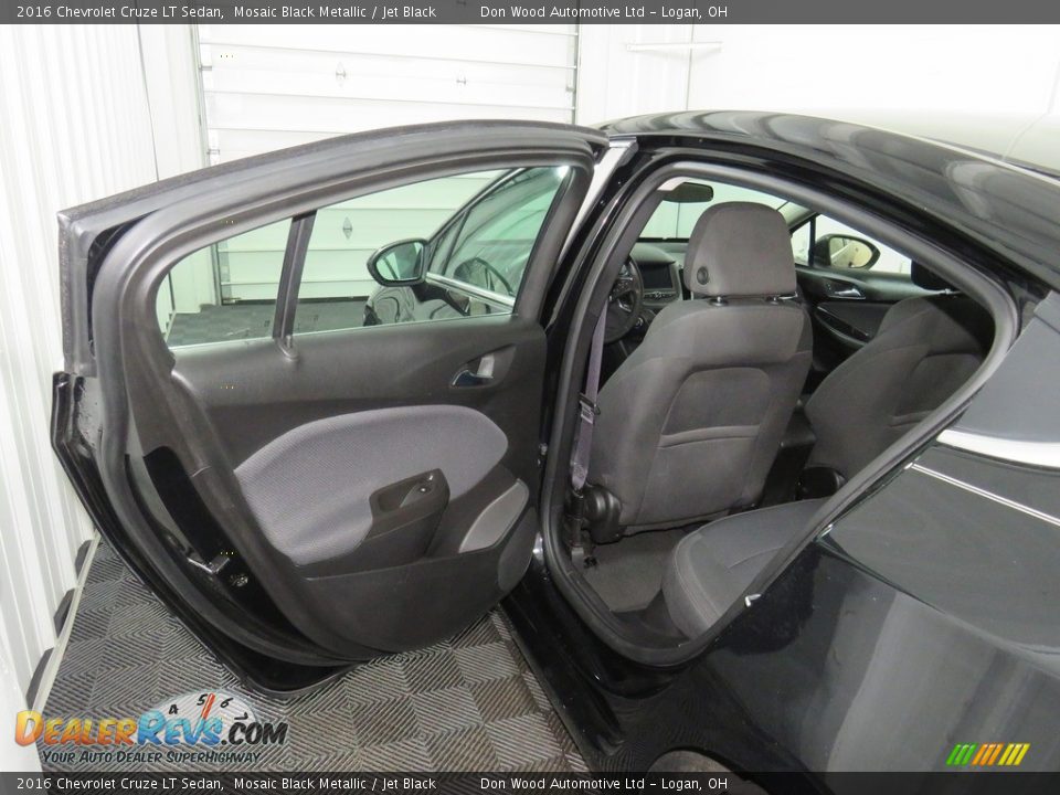 2016 Chevrolet Cruze LT Sedan Mosaic Black Metallic / Jet Black Photo #30