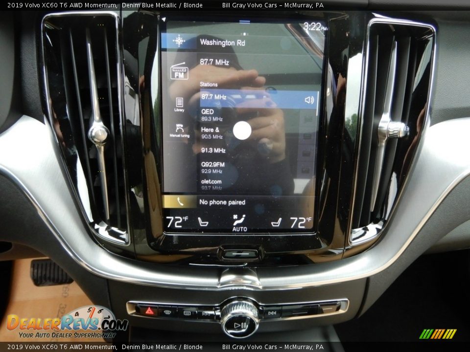 Controls of 2019 Volvo XC60 T6 AWD Momentum Photo #15