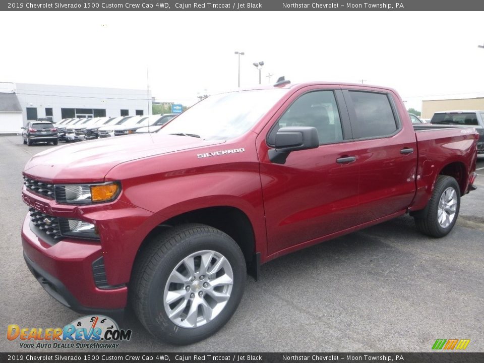 Front 3/4 View of 2019 Chevrolet Silverado 1500 Custom Crew Cab 4WD Photo #1