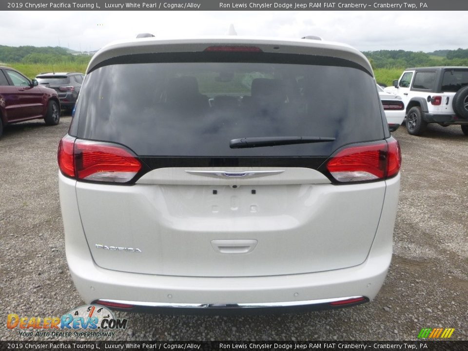2019 Chrysler Pacifica Touring L Luxury White Pearl / Cognac/Alloy Photo #5