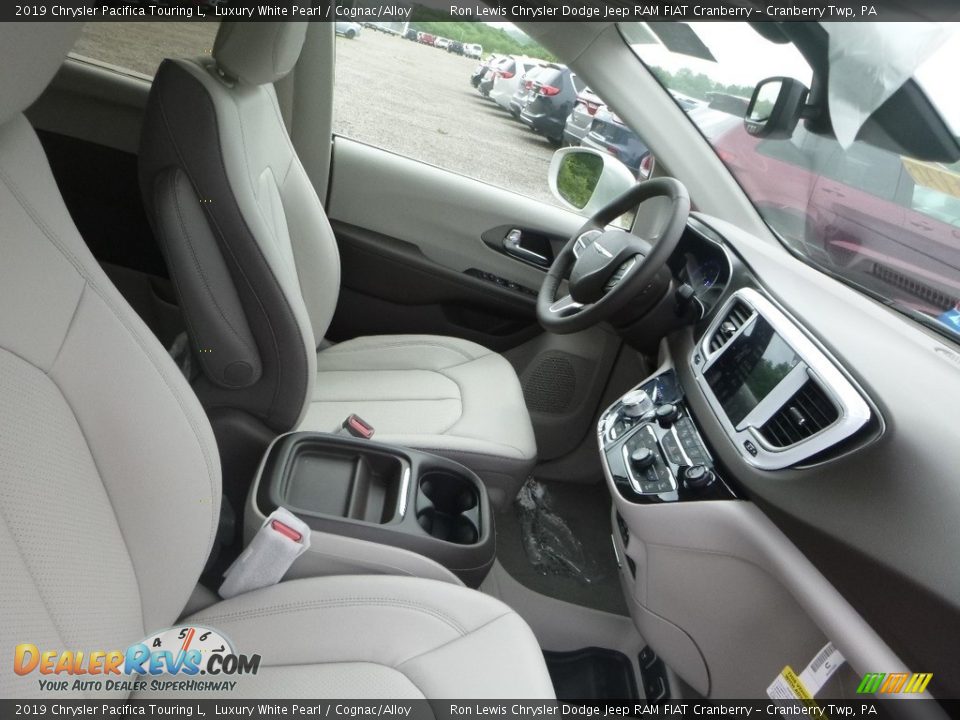 2019 Chrysler Pacifica Touring L Luxury White Pearl / Cognac/Alloy Photo #10