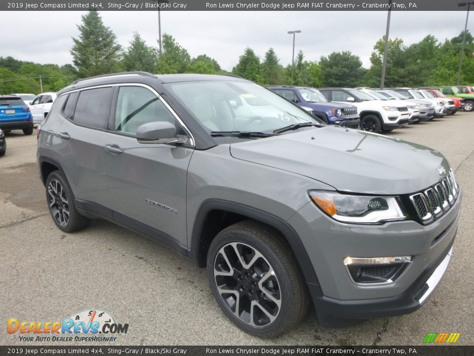 Front 3/4 View of 2019 Jeep Compass Limited 4x4 Photo #7