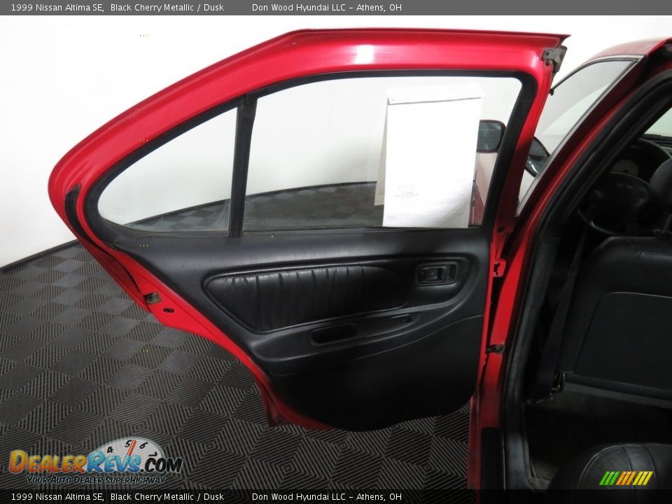 1999 Nissan Altima SE Black Cherry Metallic / Dusk Photo #24