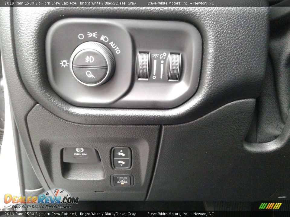 2019 Ram 1500 Big Horn Crew Cab 4x4 Bright White / Black/Diesel Gray Photo #17