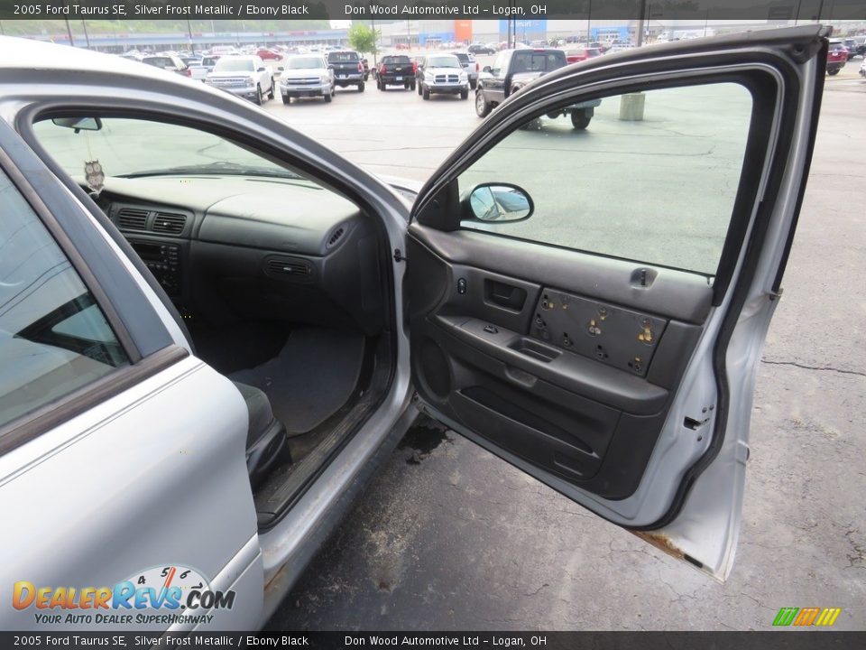 2005 Ford Taurus SE Silver Frost Metallic / Ebony Black Photo #26